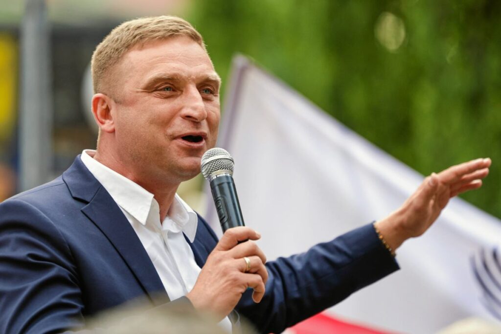 b kiewicz bosak a karsilik veriyor parayi disari tasima konusunda cok basarili ayrica cv siyle de alay ediyor 30049