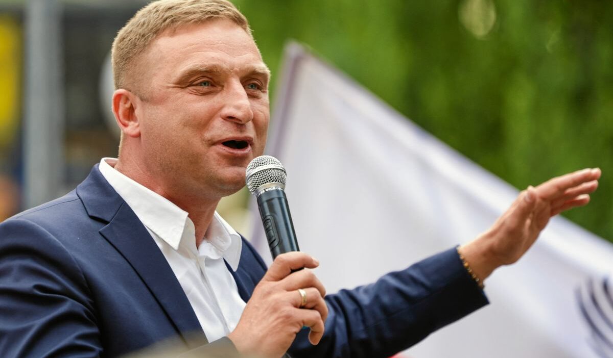 B kiewicz bosak a karsilik veriyor parayi disari tasima konusunda cok basarili ayrica cv siyle de alay ediyor 30049