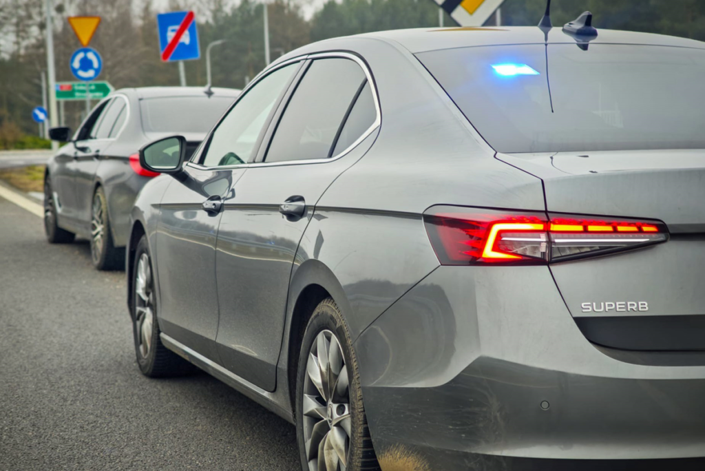 Baba ve oğul bir yol kenarı kontrolü sırasında yetkisiz kaldı 1 Baba ve ogul bir yol kenari kontrolu sirasinda yetkisiz kaldi 30850