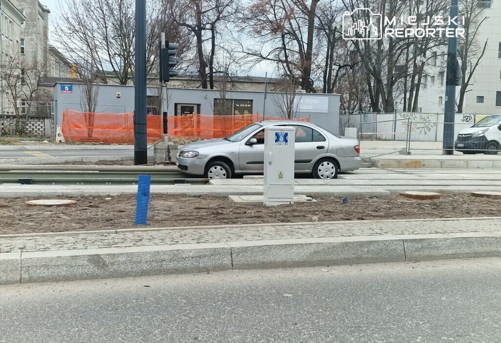 Banacha caddesi boyunca suruculer icin tuzak baska bir araba raylara sikisti 32073