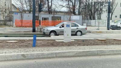 Banacha caddesi boyunca suruculer icin tuzak baska bir araba raylara sikisti 32073