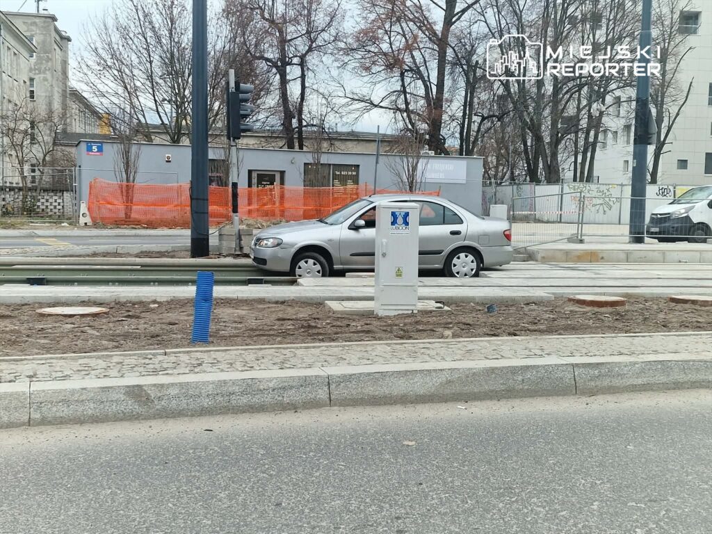 banacha caddesi boyunca suruculer icin tuzak baska bir araba raylara sikisti 32073