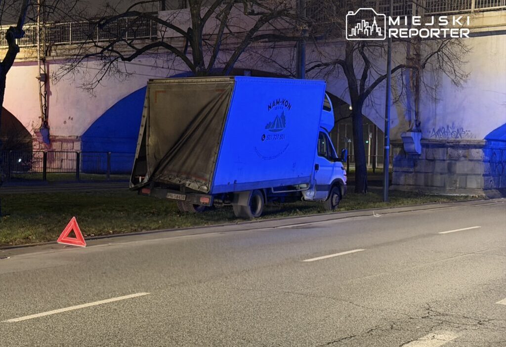 Baska bir minibus targowa caddesi nde bir ust gecide carpti surucuye saglik gorevlileri mudahale etti 30218