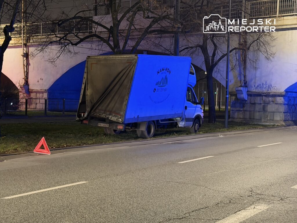 baska bir minibus targowa caddesi nde bir ust gecide carpti surucuye saglik gorevlileri mudahale etti 30218