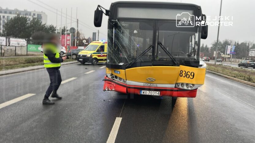 Bialoleka da bir belediye otobusu ile bir otomobil carpisti uc serit trafige kapandi 32535