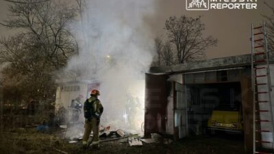 Bialoleka da gece garaj yangini yaninda eski bir citroen duruyordu 28485