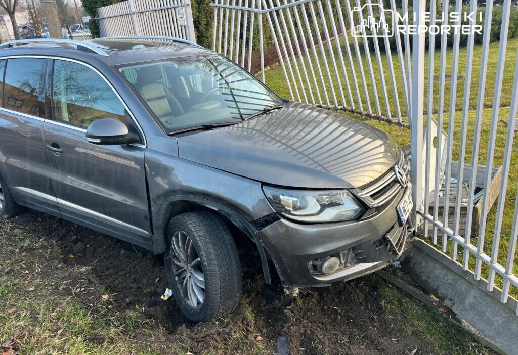 Bielany de iki arac carpisti araclardan biri citlere ve elektrik kutusuna carpti 31249