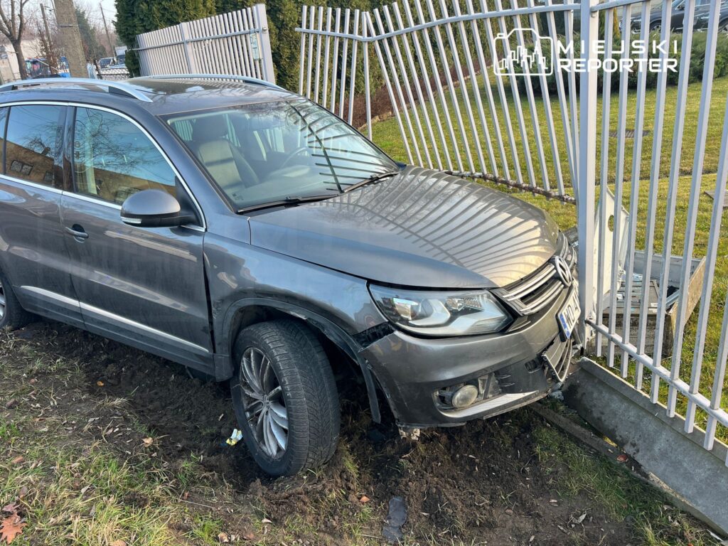 bielany de iki arac carpisti araclardan biri citlere ve elektrik kutusuna carpti 31249