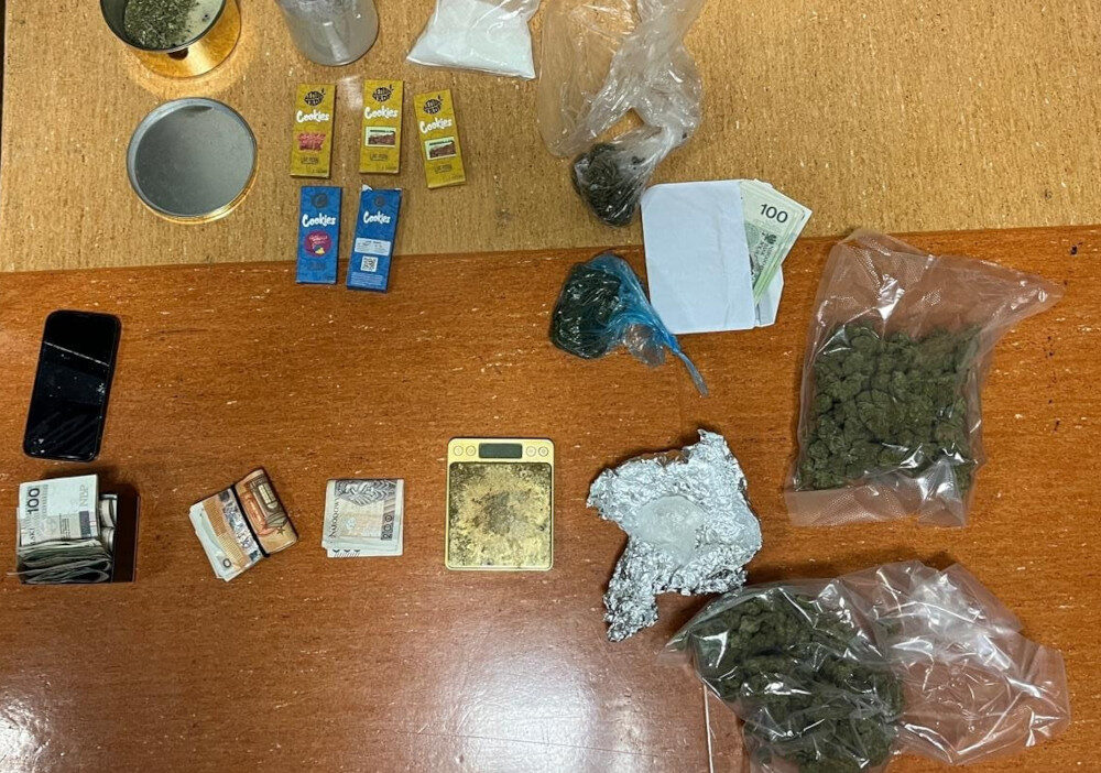 Bilgiden gerçekleşmeye. Önemli miktarda uyuşturucu madde bulundurmakla suçlanıyor. 1 Bilgiden gerceklesmeye onemli miktarda uyusturucu madde bulundurmakla suclaniyor 27301