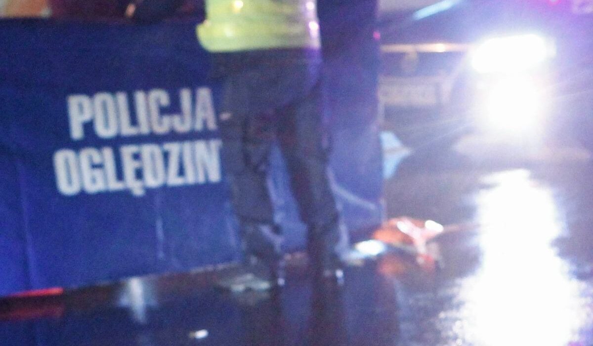 Bir adam karton kutulari ezen bir presin icine dustu buyuk polonya da trajedi 27994