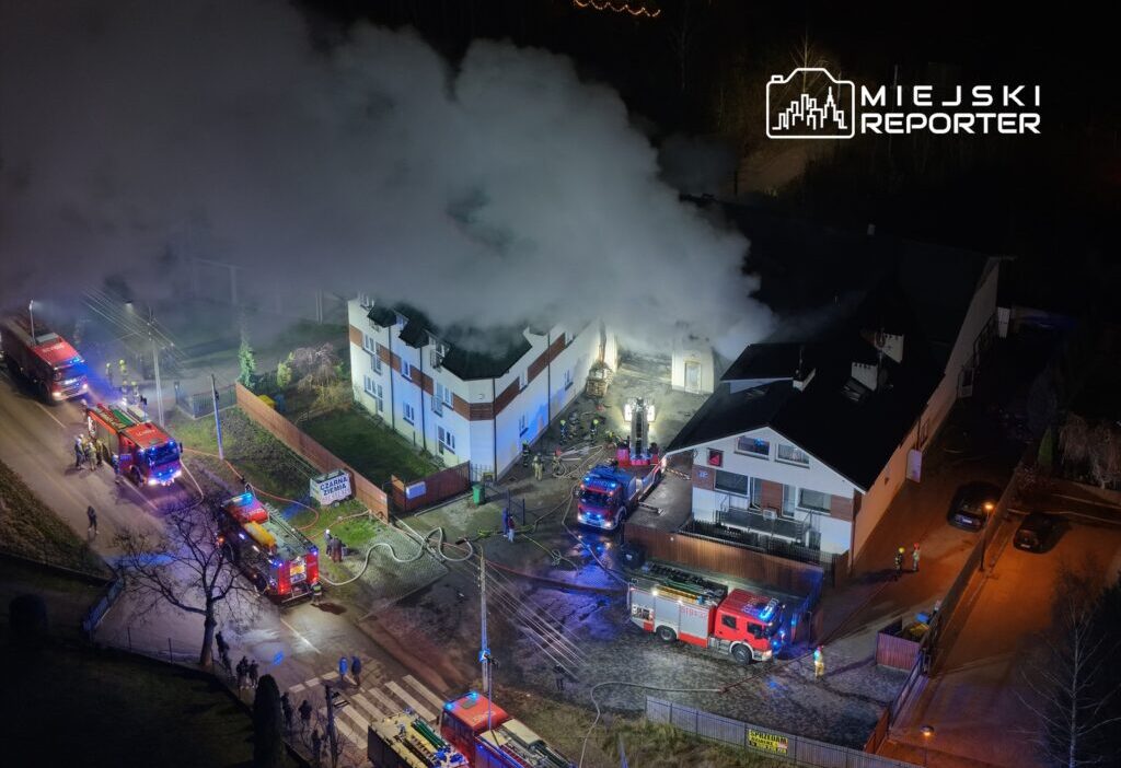 Bir atolye binasinda buyuk yangin yaklasik 15 itfaiye ekibi yanginla mucadele ediyor 30403