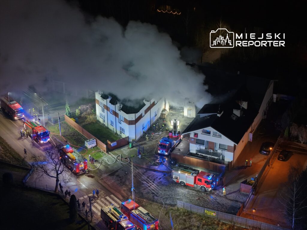 bir atolye binasinda buyuk yangin yaklasik 15 itfaiye ekibi yanginla mucadele ediyor 30403