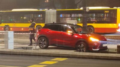 Bir baska surucu de aracini ochota da tramvay raylarina surdu arac havada asili kaldi 31047