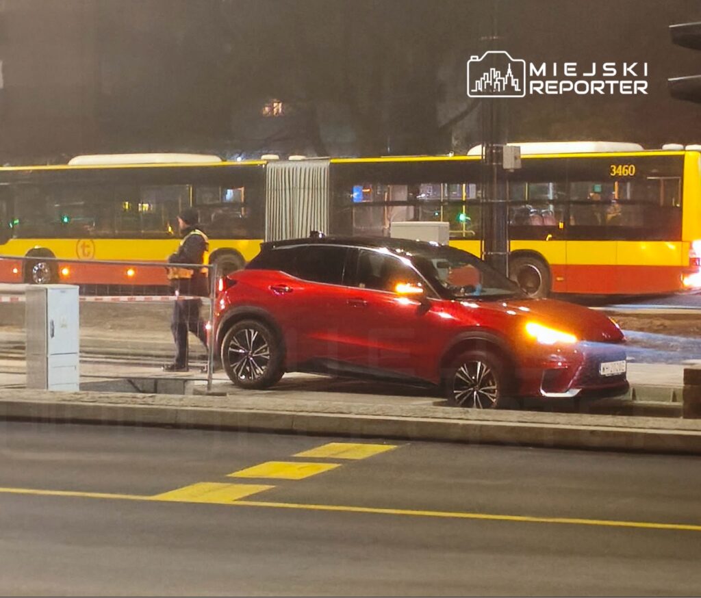 bir baska surucu de aracini ochota da tramvay raylarina surdu arac havada asili kaldi 31047