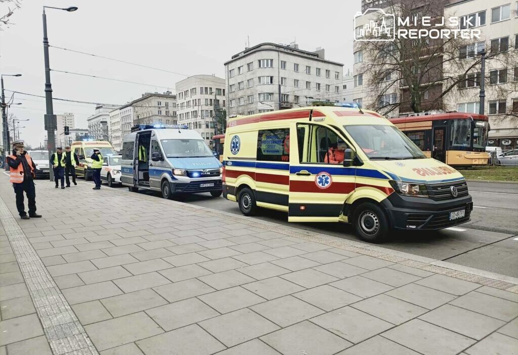 Bir belediye otobüsünün önünden geçti. Üç kişinin yardıma ihtiyacı vardı, ikisi hastanede 1 Bir belediye otobusunun onunden gecti uc kisinin yardima ihtiyaci vardi ikisi hastanede 27426