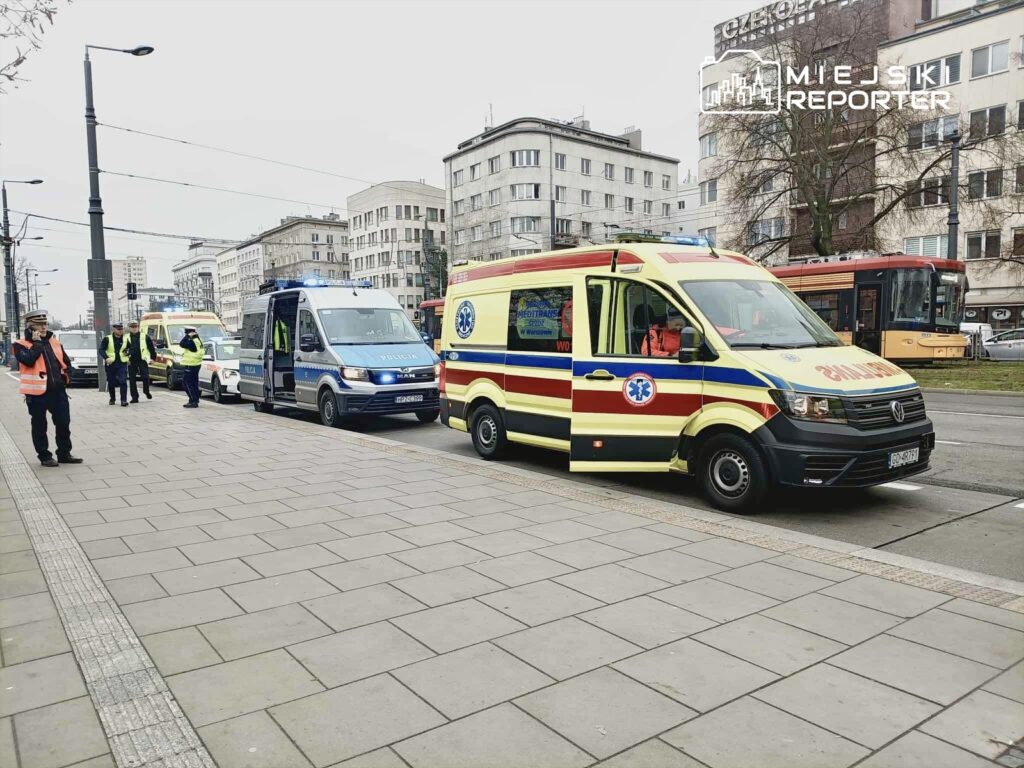 bir belediye otobusunun onunden gecti uc kisinin yardima ihtiyaci vardi ikisi hastanede 27426