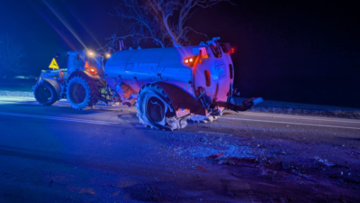 Bir binek araç sürücüsü bir çamur römorkunun yan tarafına çarptı. Bir kişi hastaneye kaldırıldı 4 Bir binek arac surucusu bir camur romorkunun yan tarafina carpti bir kisi hastaneye kaldirildi 30158