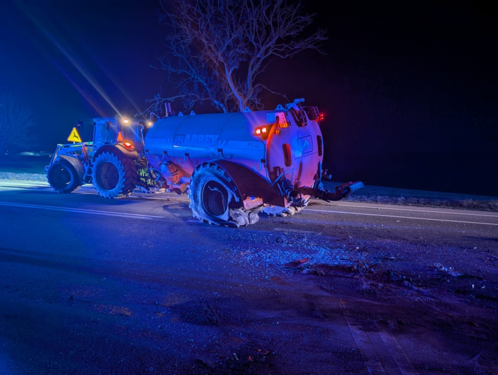 bir binek arac surucusu bir camur romorkunun yan tarafina carpti bir kisi hastaneye kaldirildi 30158