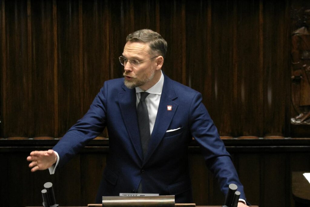 bir cumhurbaskani bakani salona girdi ve olaylar basladi tusk a saldiri ve kahrolsun komunizm sloganlari 30724