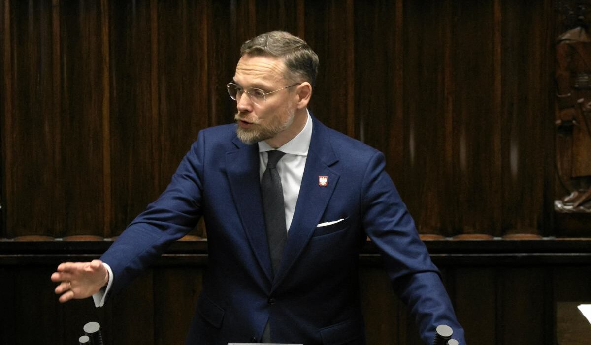 Bir cumhurbaşkanı bakanı salona girdi ve olaylar başladı. Tusk'a saldırı ve "kahrolsun komünizm" sloganları. 1 Bir cumhurbaskani bakani salona girdi ve olaylar basladi tusk a saldiri ve kahrolsun komunizm sloganlari 30724