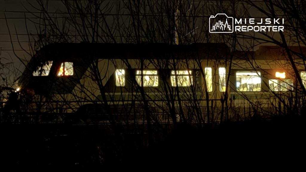 Bir kadın tren raylarına doğru yürüdü. Tren çarpmasından kurtulamadı. 1 Bir kadin tren raylarina dogru yurudu tren carpmasindan kurtulamadi 31296