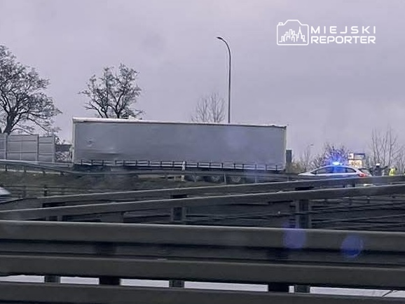 Bir kamyon bariyerlere carparak onemli bir cikisi kapatti varsova girisinde zorluklar 28623