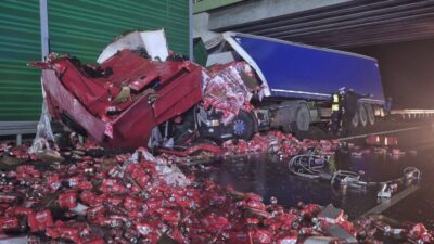 Bir kamyon s7 deki bariyerlere carpti yuzlerce bira kutusu yola dustu yol kapandi 30951