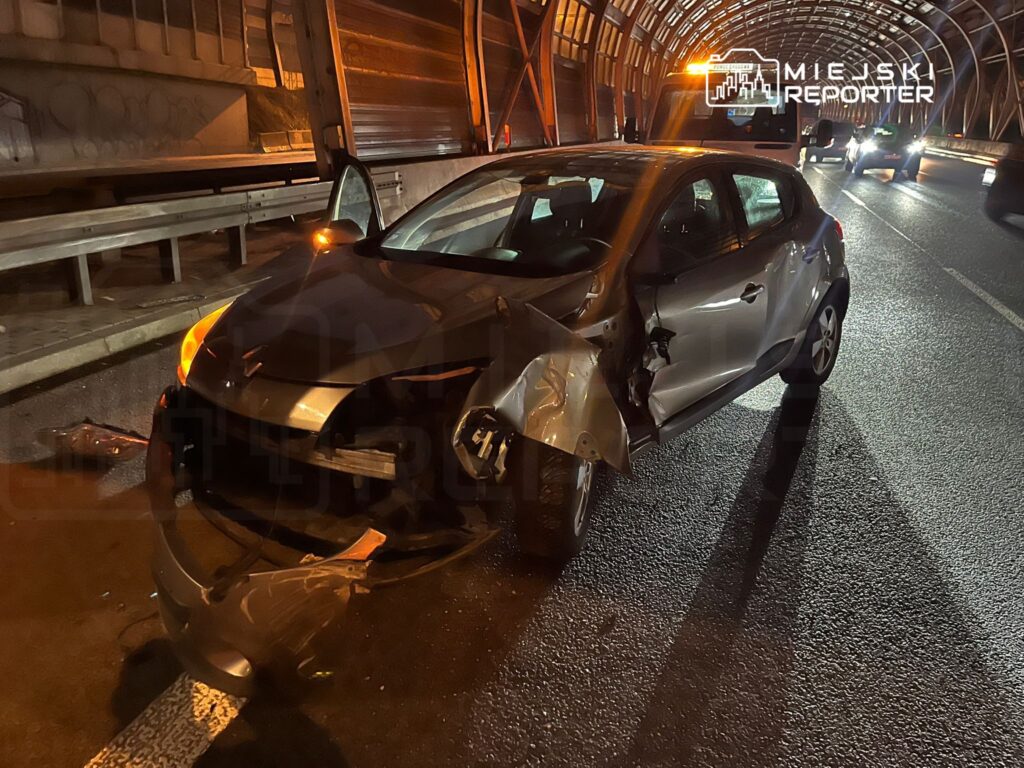 bir kamyon s8 de bir binek araca carpti fail kacti trafikte aksamalar var 31395