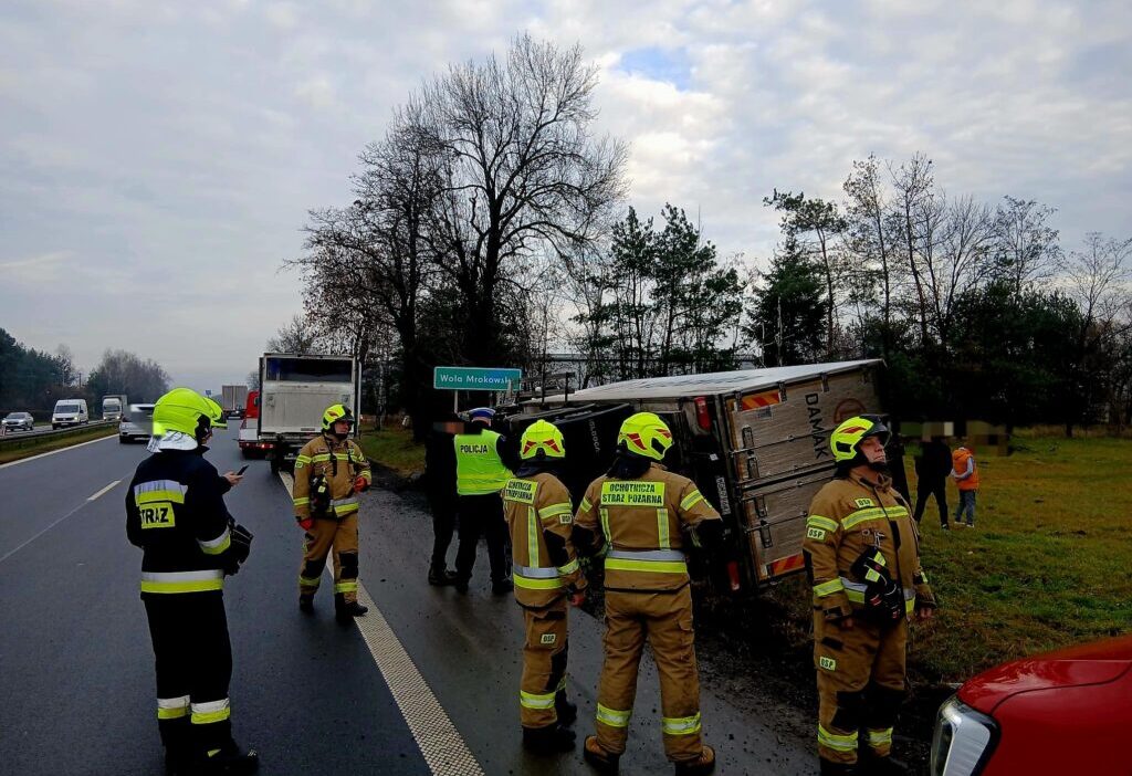 Bir kamyon yoldan cikarak yan yatti eski dk7 uzerindeki engeller 28948