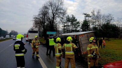 Bir kamyon yoldan cikarak yan yatti eski dk7 uzerindeki engeller 28948