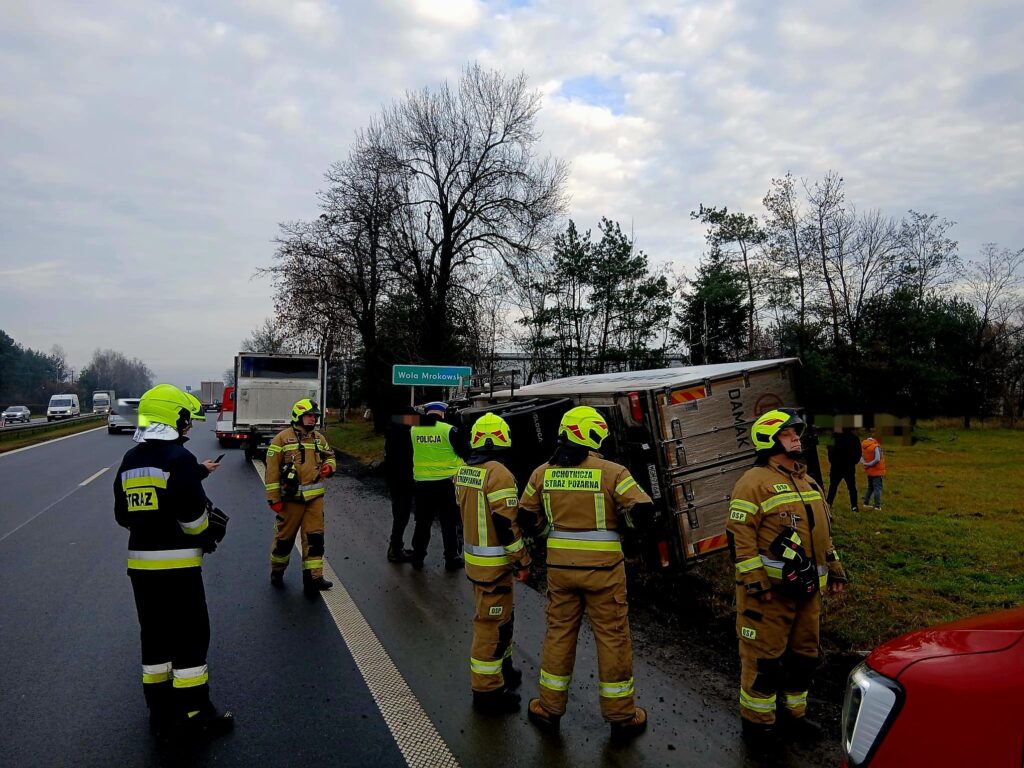 bir kamyon yoldan cikarak yan yatti eski dk7 uzerindeki engeller 28948