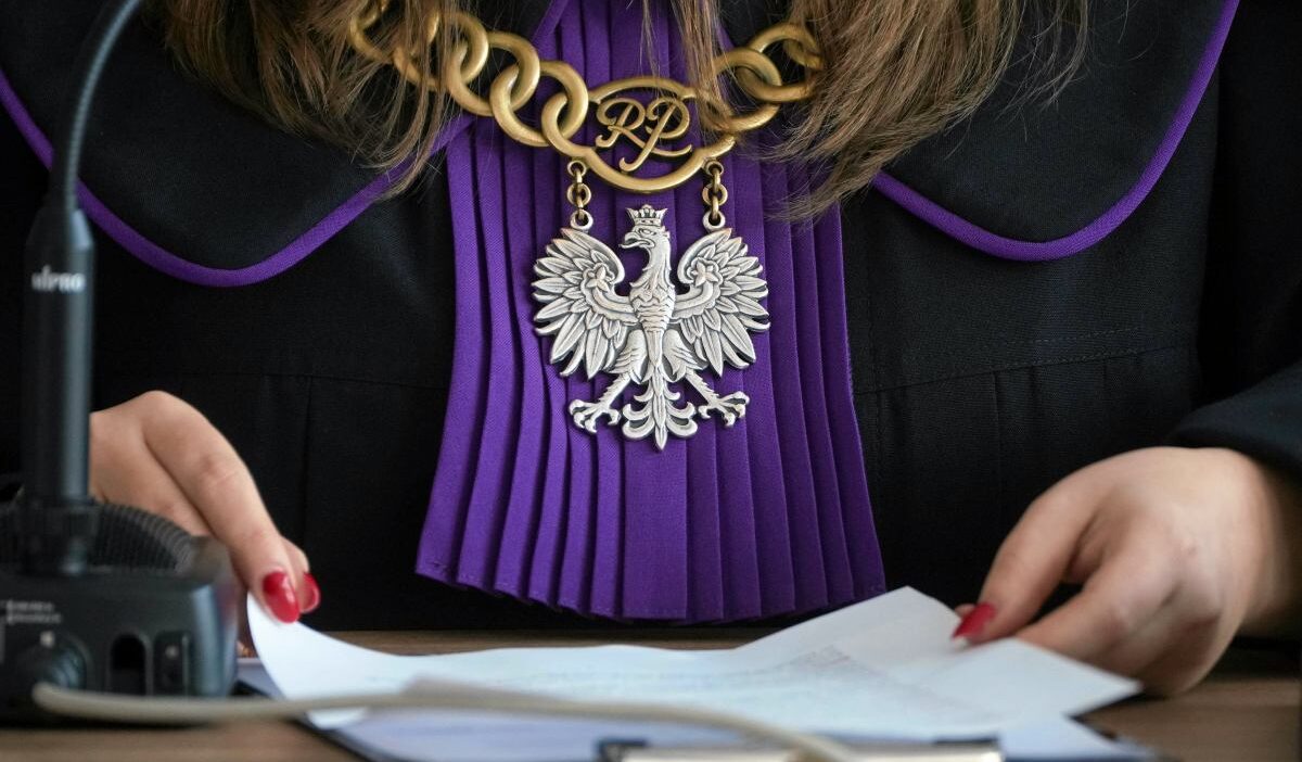 Bir kilise rahibinin oldurulmesiyle ilgili olarak eski bir polis memurunun yargilanmasina baslandi oraya oldurme niyetiyle gitmedim 30037