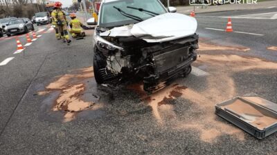 Bir operasyona giden itfaiye ekibi bir binek aracla carpisti bir kisi hastanede 32098