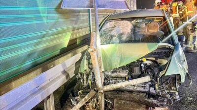 Bir surucu s7 uzerindeki bir yol isaretine ve bariyerlere carpti buyuk trafik kesintisi 29884