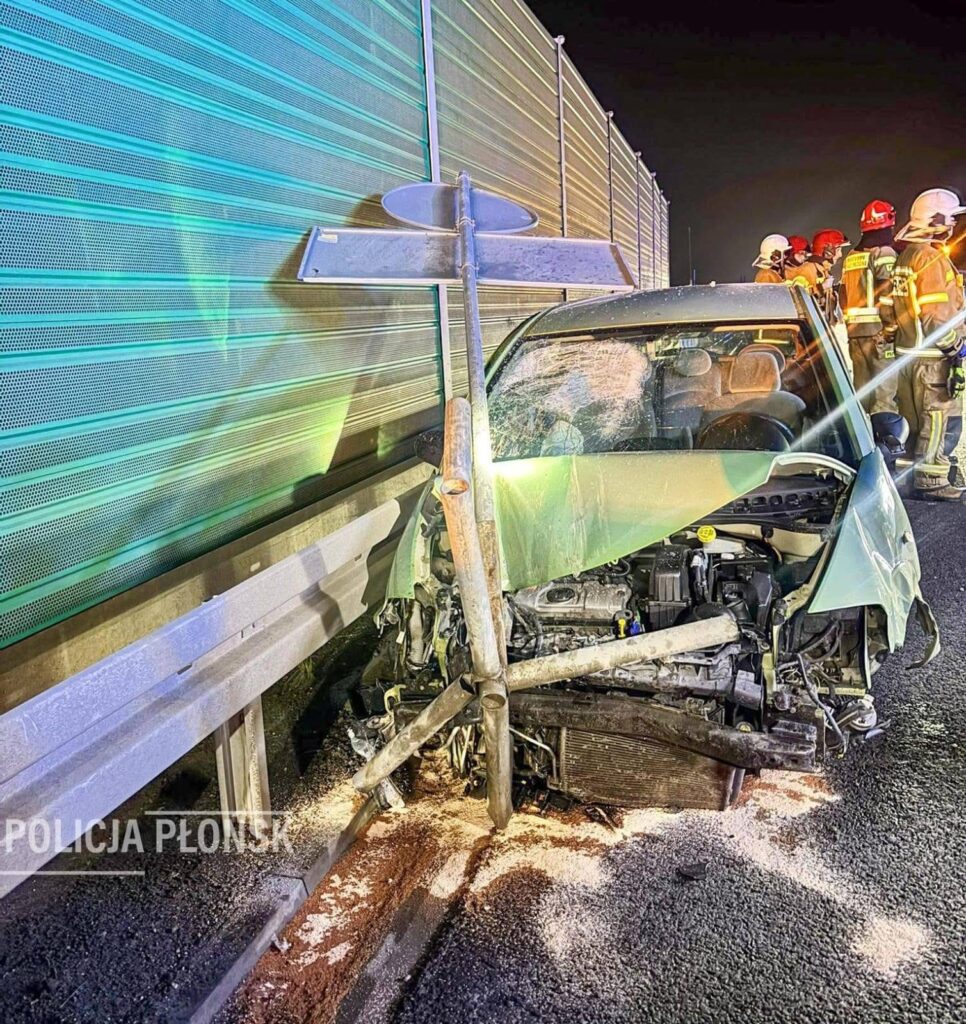 bir surucu s7 uzerindeki bir yol isaretine ve bariyerlere carpti buyuk trafik kesintisi 29884