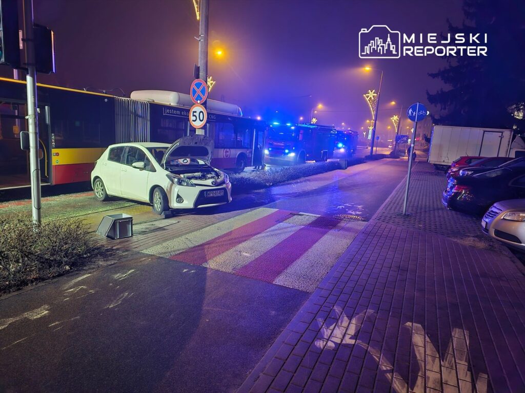 bir toyota nin surucusu patinaj yapti araba bir belediye otobusunun altina girdi 32572