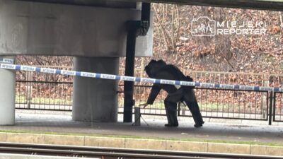 Bir tramvay duragi yakinindaki viyaduk destegine birakilmis bir bavul pyrotechnics is basinda 28894