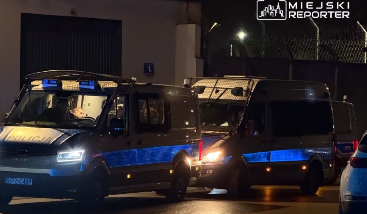 Bir ukraynali varsova da eskortlardan kacti i z takip kopekleri ile polis idarecileri is basinda 31038