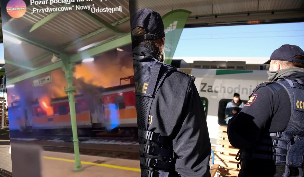 Bir yolcu treni aniden alev aldi nowy s cz da yangin dramatik goruntuler gosterdiler 27849