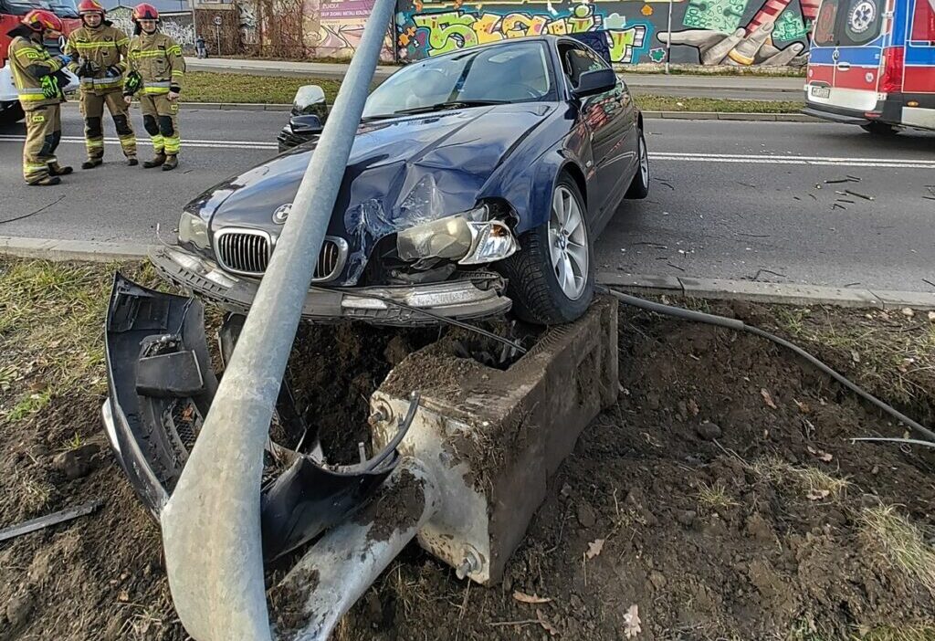 Bmw kullanan 24 yasindaki bir genc bir aydinlatma diregine carpti arabada uyusturucu vardi 30052