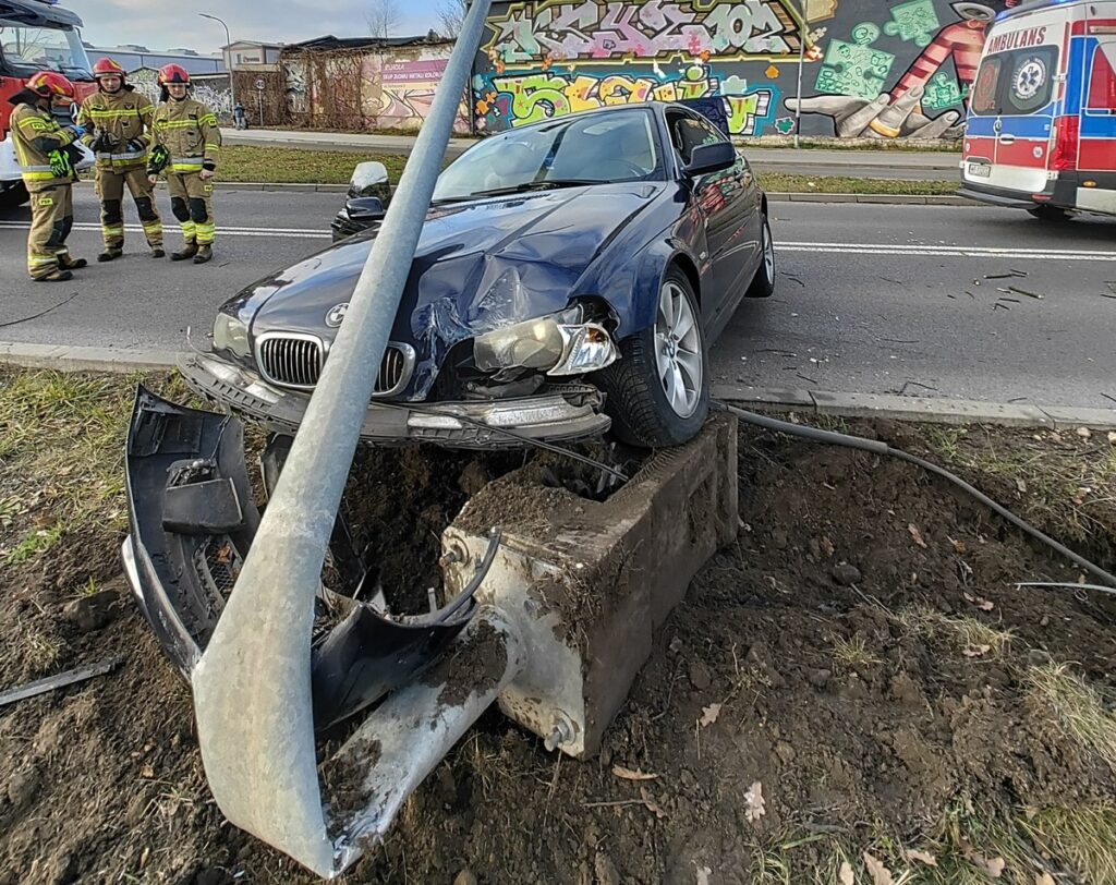 bmw kullanan 24 yasindaki bir genc bir aydinlatma diregine carpti arabada uyusturucu vardi 30052