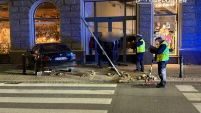 Bmw kullanan bir yabanci yol altyapisina ve zbawiciela meydani ndaki bir binaya carpti 5 000 pln para cezasi aldi 30931