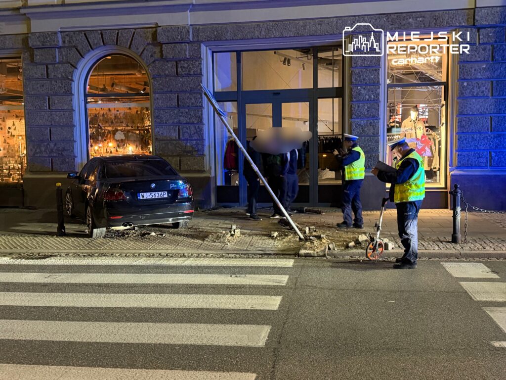bmw kullanan bir yabanci yol altyapisina ve zbawiciela meydani ndaki bir binaya carpti 5 000 pln para cezasi aldi 30931
