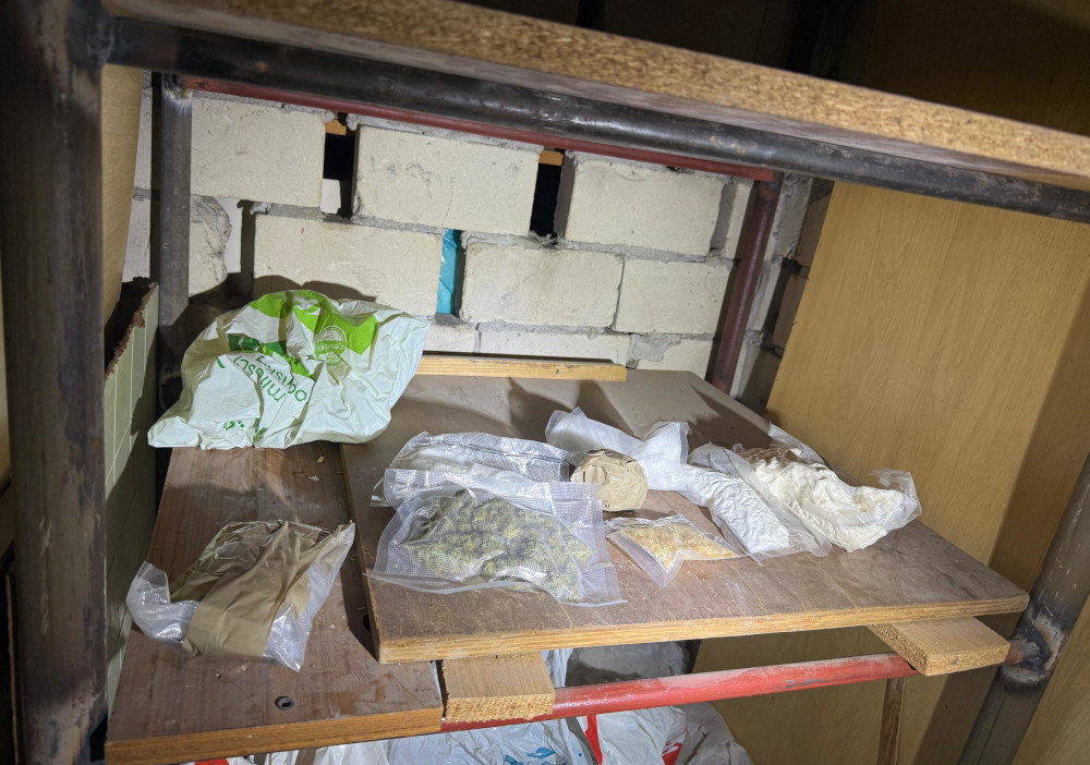 Bodrumda konserve yerine uyuşturucu saklamış. 1 Bodrumda konserve yerine uyusturucu saklamis 29069