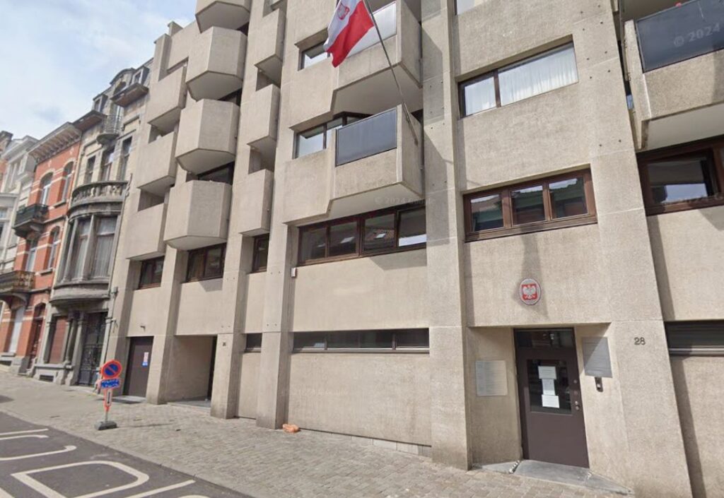 bruksel deki polonya konsolosluguna saldiri rmf fm saldirgan sloganlar ve etrafa sacilmis diski 31321