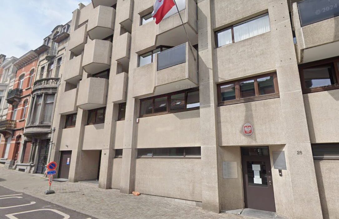 Bruksel deki polonya konsolosluguna saldiri rmf fm saldirgan sloganlar ve etrafa sacilmis diski 31321