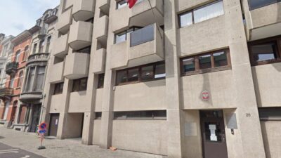 Bruksel deki polonya konsolosluguna saldiri rmf fm saldirgan sloganlar ve etrafa sacilmis diski 31321