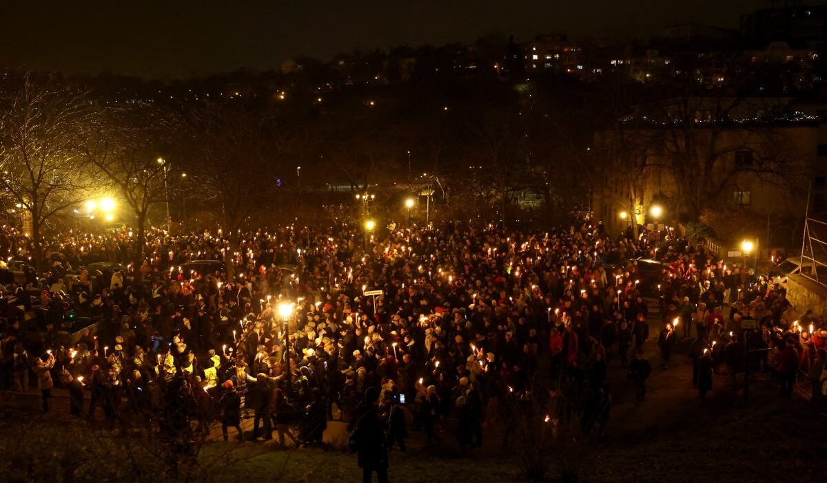 Budapeste deki bir gosteride binlerce insan arka planda bir cocuk gozalti merkezindeki skandal 29727