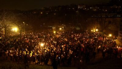 Budapeşte'deki bir gösteride binlerce insan. Arka planda bir çocuk gözaltı merkezindeki skandal 2 Budapeste deki bir gosteride binlerce insan arka planda bir cocuk gozalti merkezindeki skandal 29727