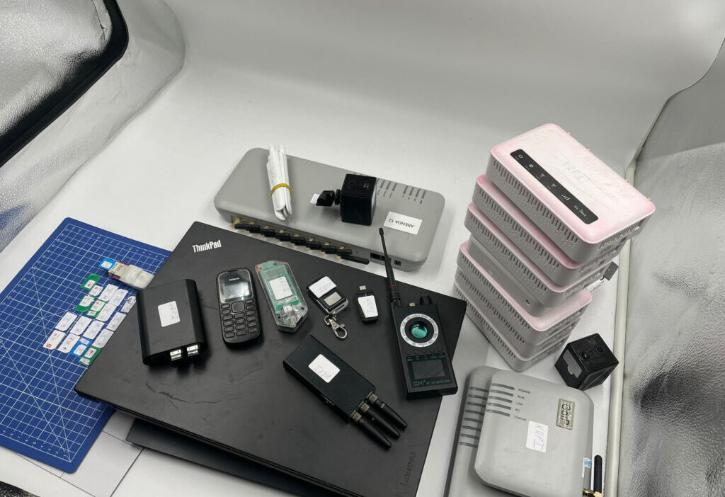 Casus cihaz dedektoru ve bilgisayar korsanligi ekipmaniyla avrupa yi dolastilar uc ukrayna vatandasi varsova nin merkezinde gozaltina alindi 28329